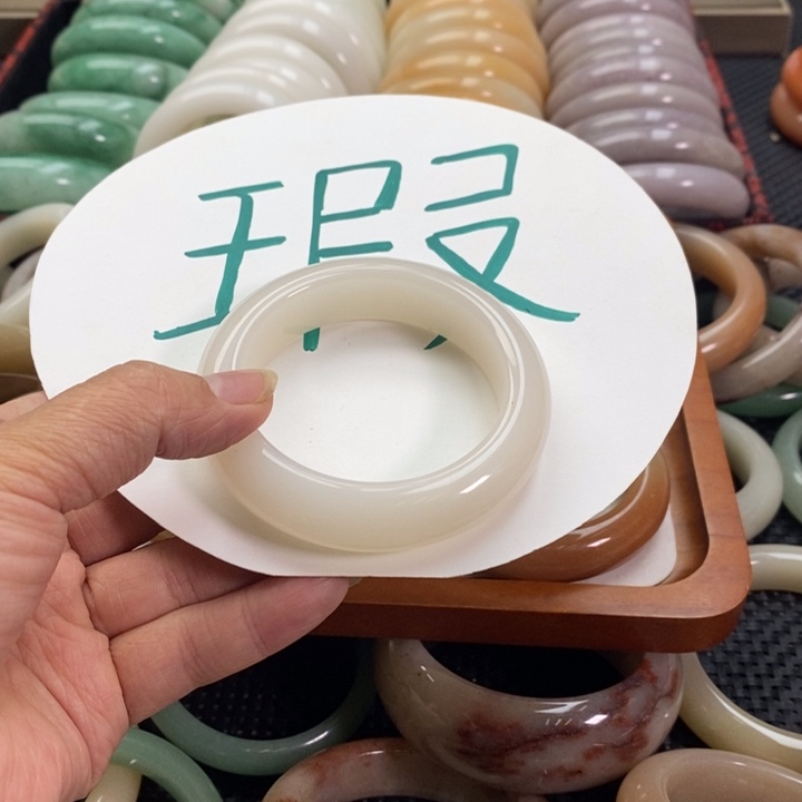 天***君石英质玉未镶嵌手镯