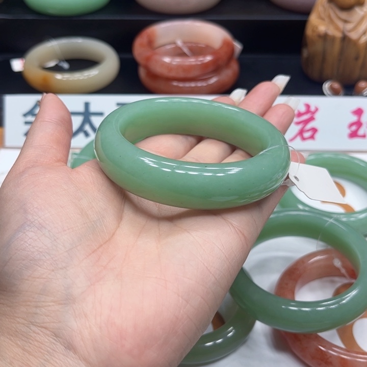 未镶嵌手镯石英质玉?*