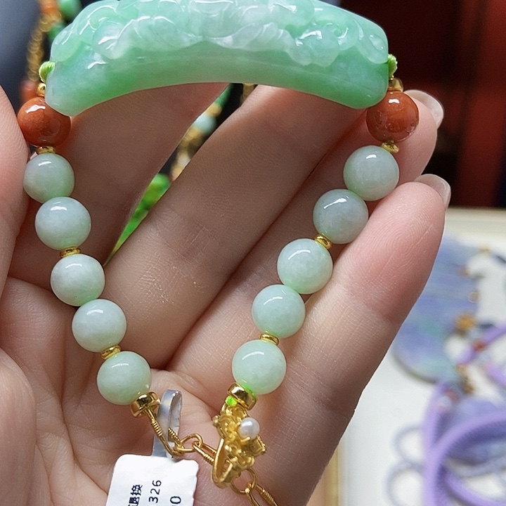 翡翠未镶嵌颈饰手牌