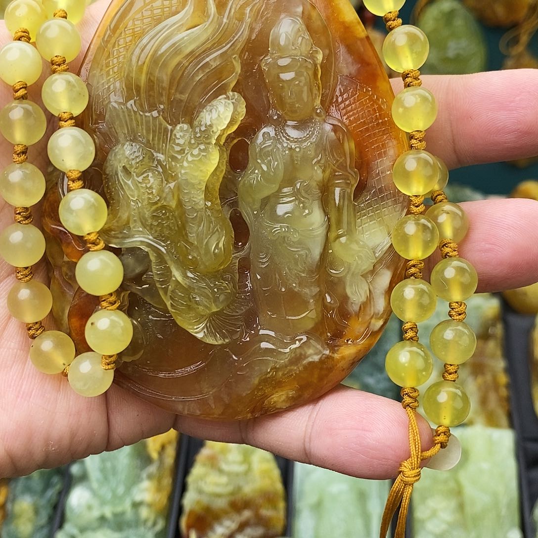 贵***哥未镶嵌蛇纹石玉颈饰观音