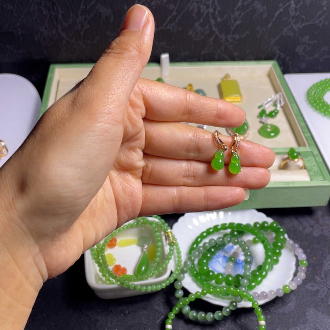 今***。和田玉18K金镶嵌耳饰