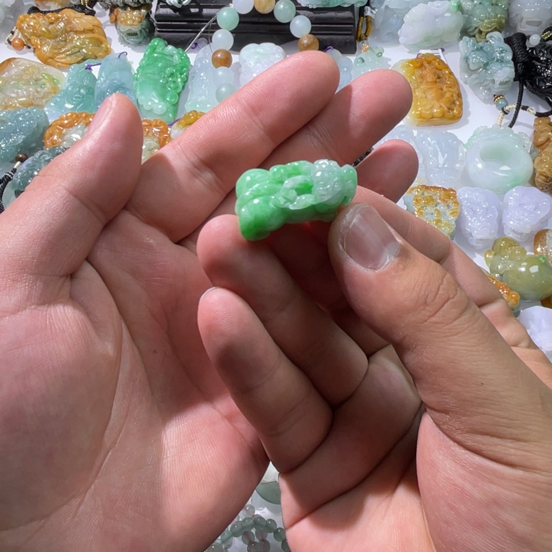 翡翠颈饰未镶嵌天然