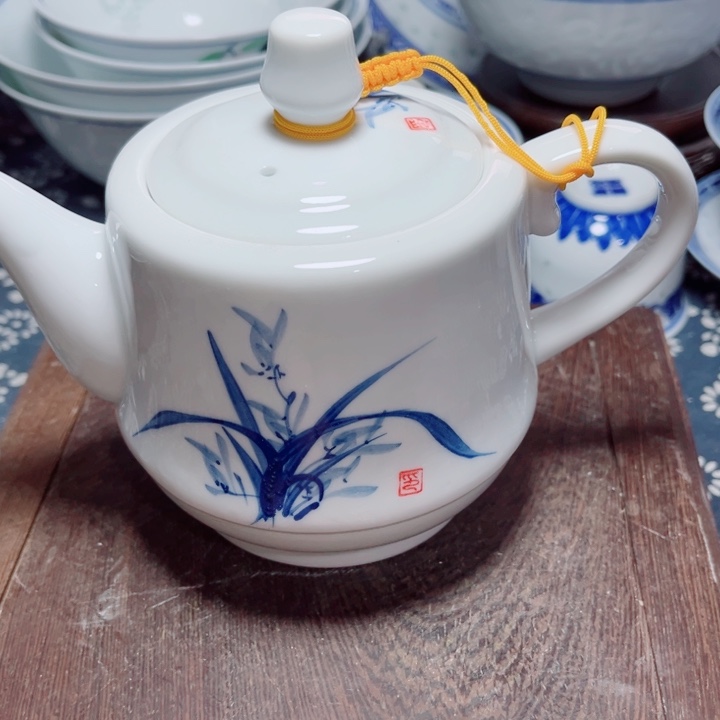 青花玲珑兰花小壶