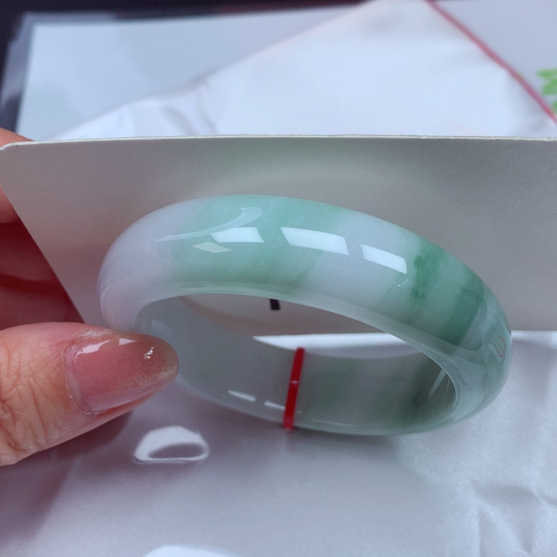 翡翠手镯未镶嵌翡翠