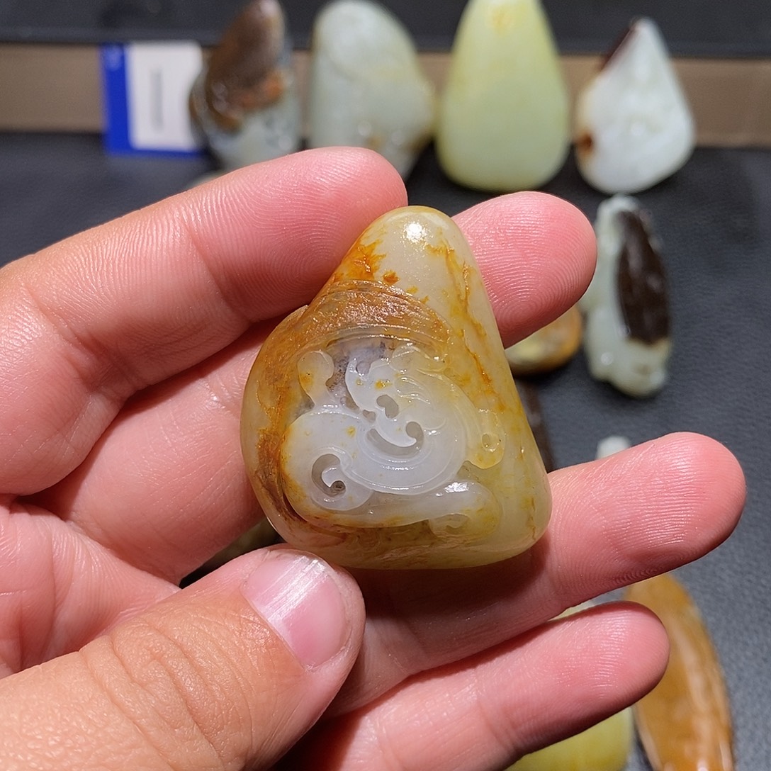 小****和田玉未镶嵌颈饰定制