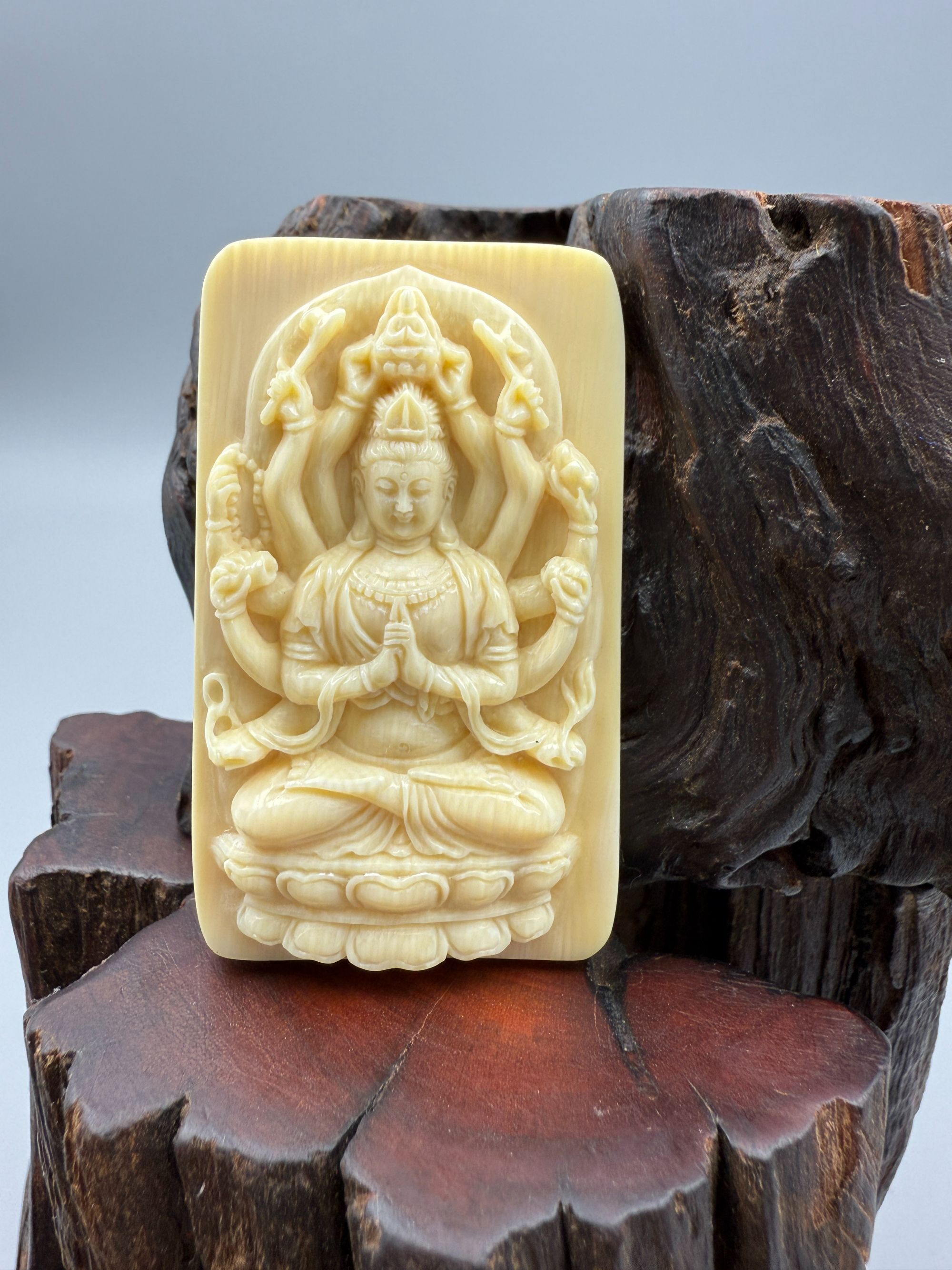 m50778天然猛犸手工立体雕刻千手观音牌子尺寸33*56*11克价17