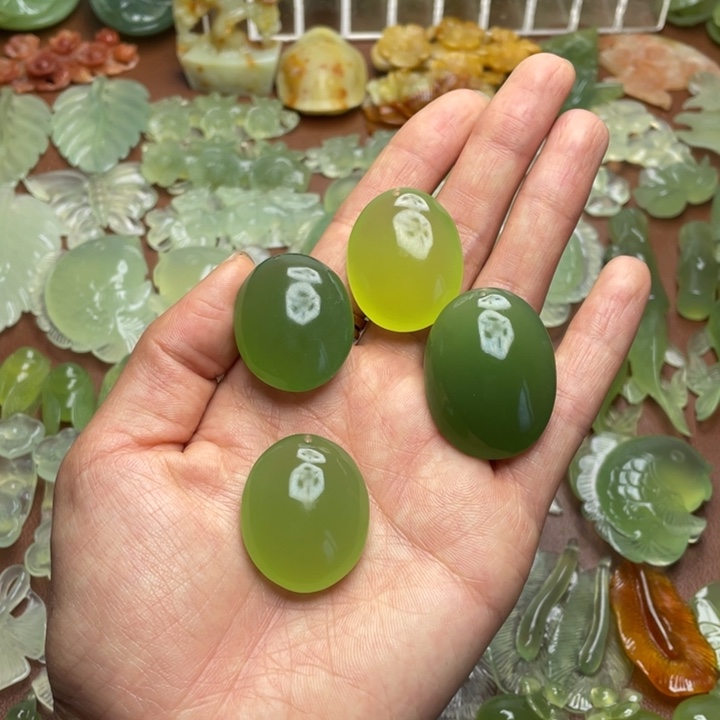 爱***新蛇纹石玉合金颈饰