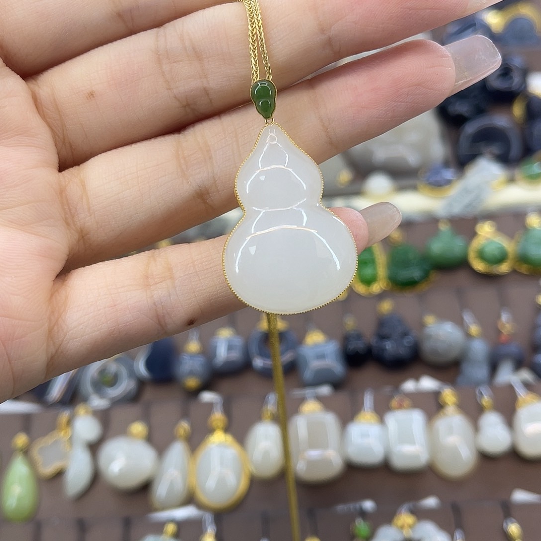 吊坠(赠链)18K金镶嵌和田玉