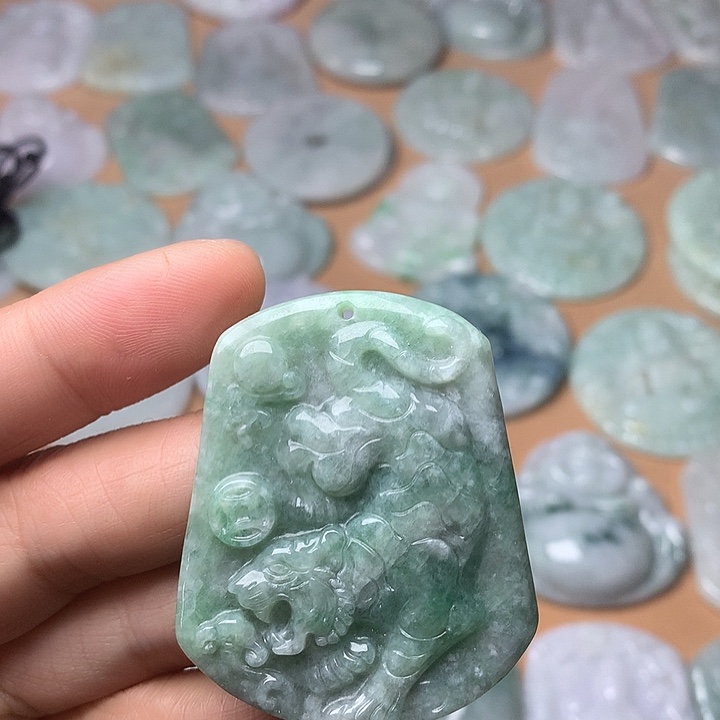 翡翠未镶嵌颈饰虎