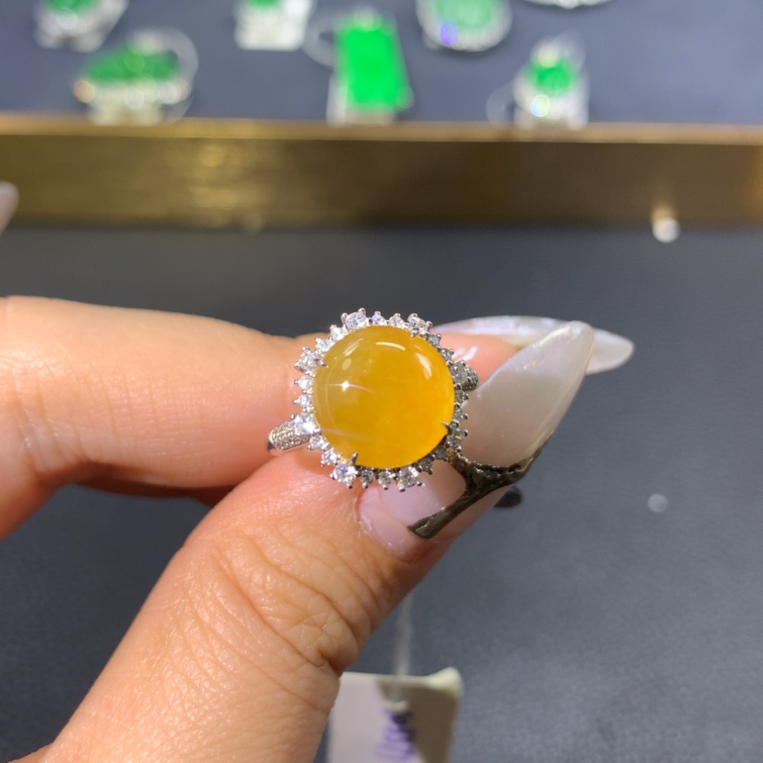 翡翠戒指18K金镶嵌翡翠