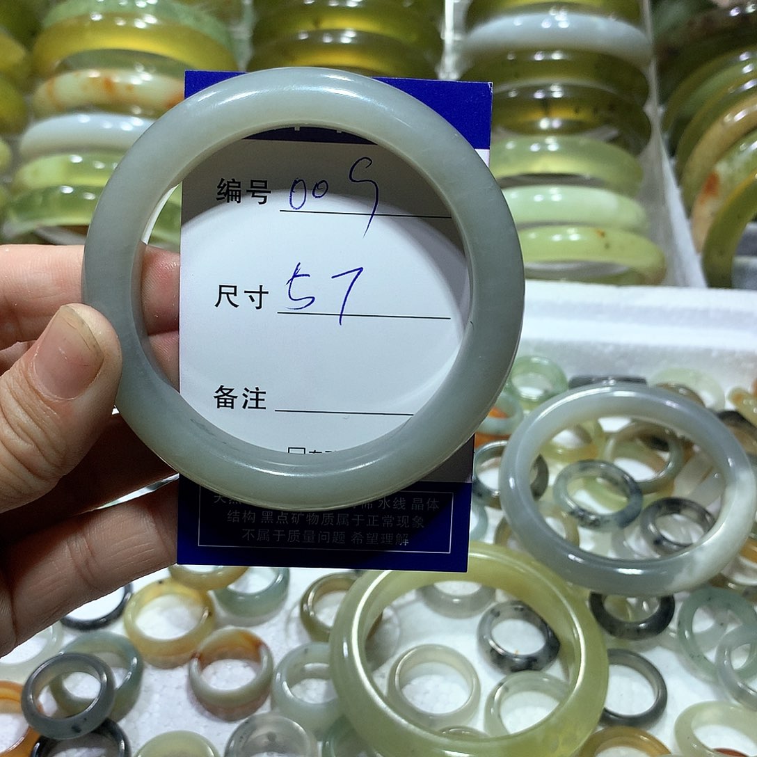 蛇纹石玉手镯未镶嵌清***?