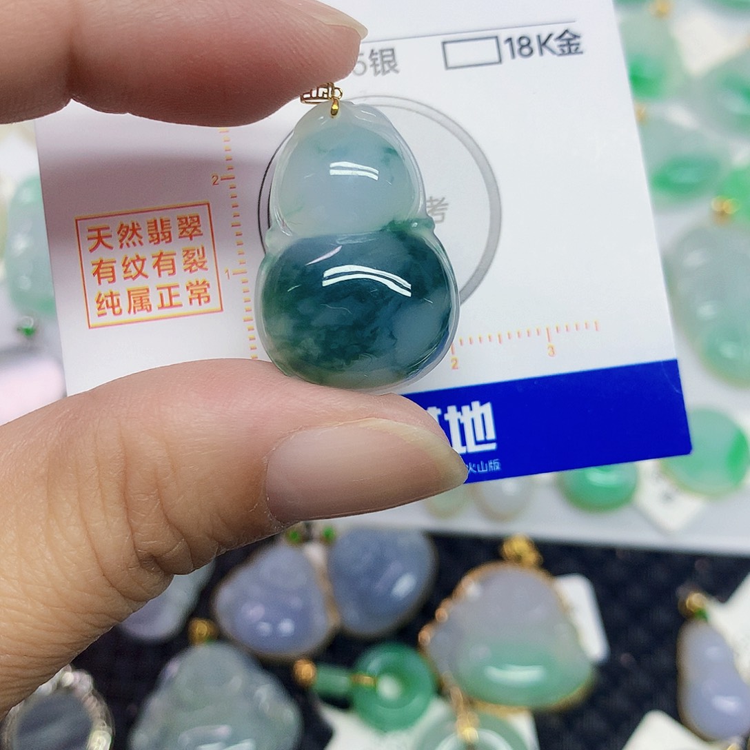 翡翠18K金镶嵌颈饰葫芦