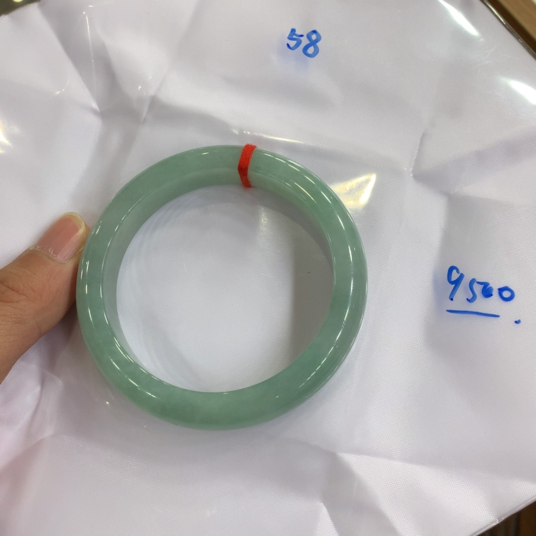 翡翠手镯未镶嵌翡翠