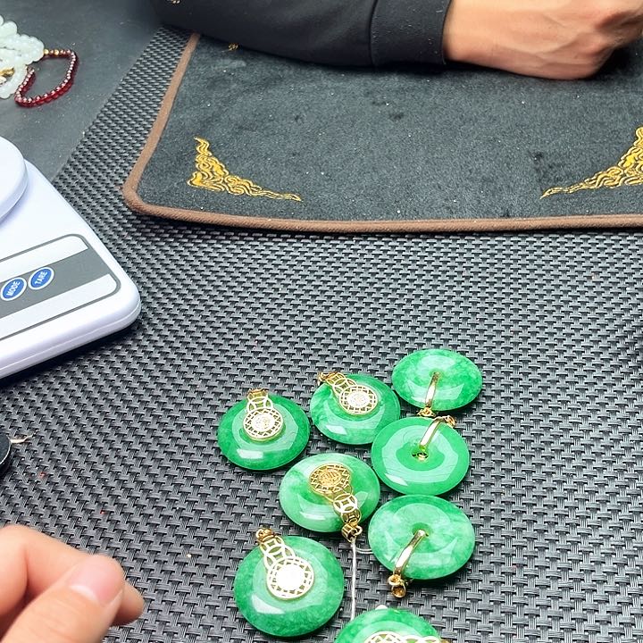 翡翠颈饰未镶嵌啊啊