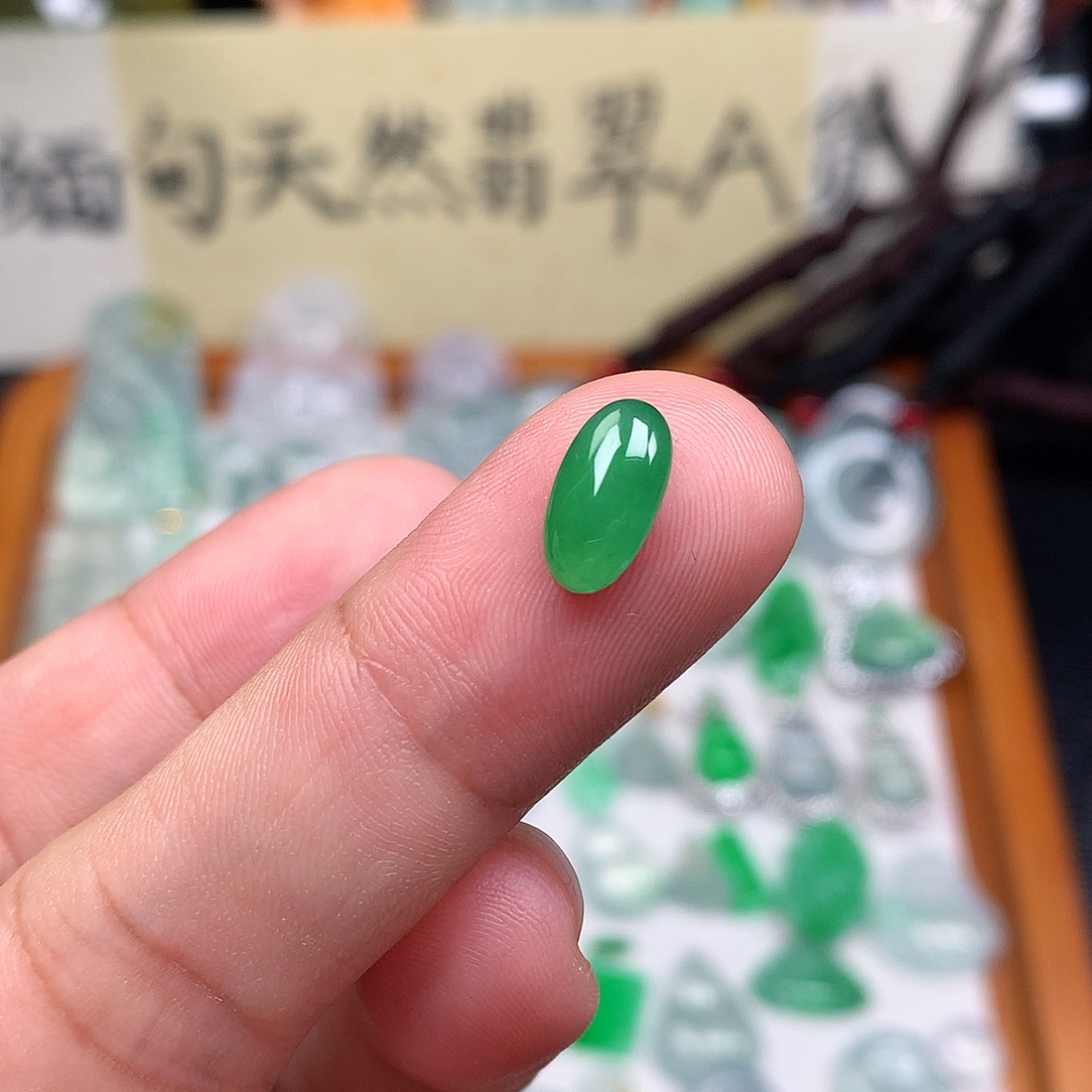 翡翠裸石缅甸天然A货翡翠冰种缅甸天然A货翡翠阳绿蛋面