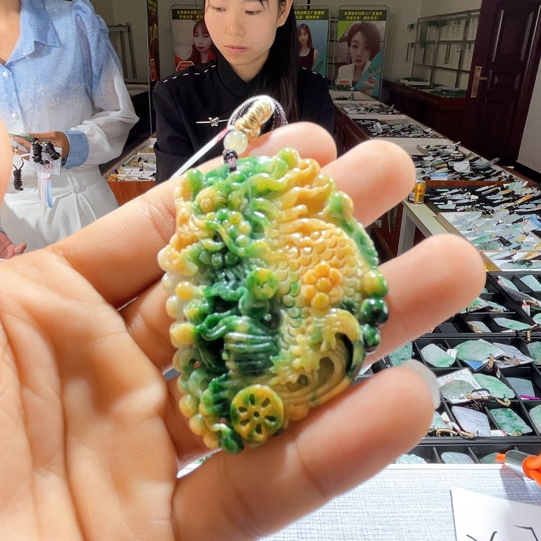 翡翠未镶嵌颈饰一