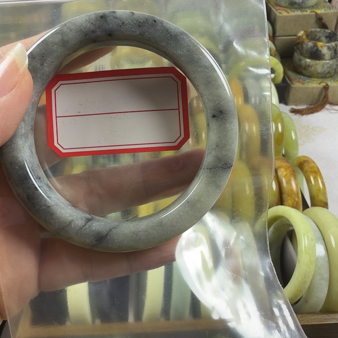 甜****蛇纹石玉未镶嵌手镯