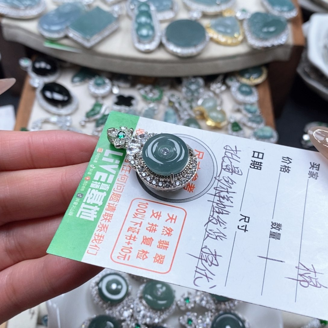 翡翠颈饰未镶嵌翡翠