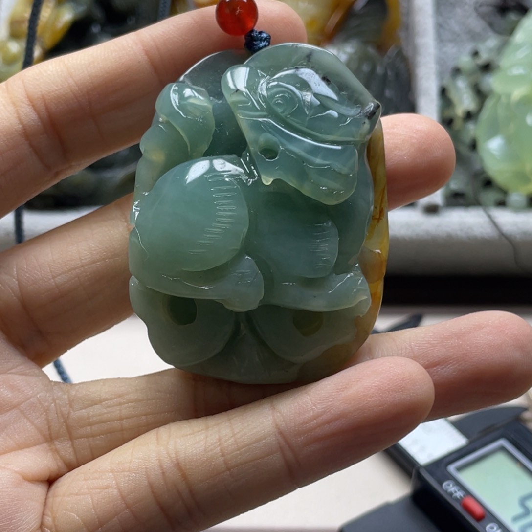 蛇纹石玉颈饰未镶嵌