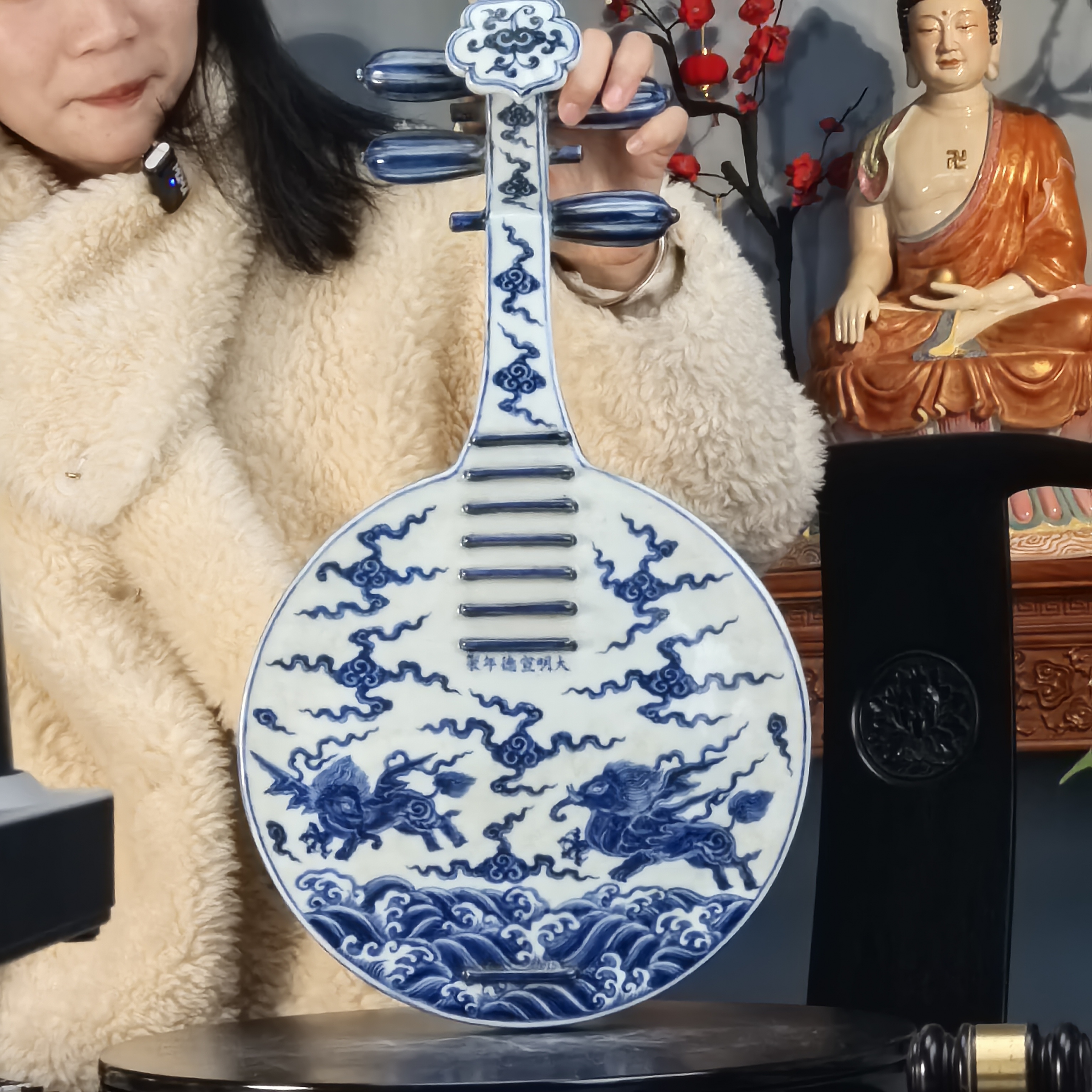 清 青花江涯海水祥云狮纹琵琶摆件