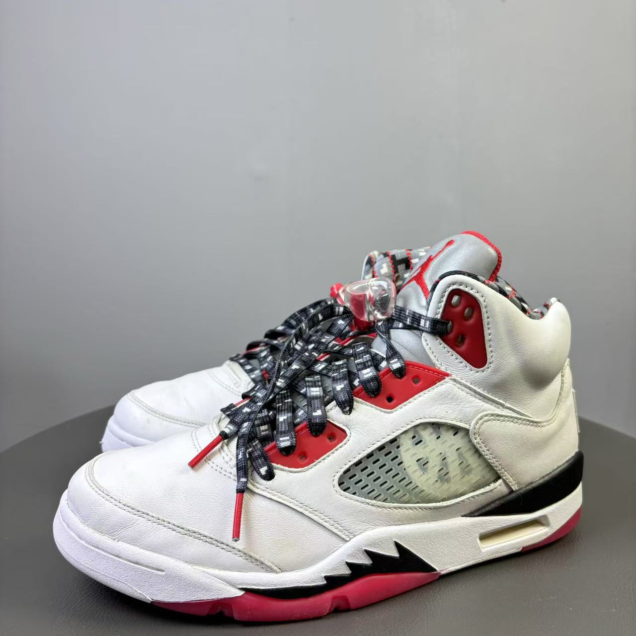 95新 AIR JORDAN 43码 AJ5巴黎街头 白红黑球鞋 非原盒