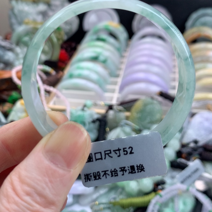 翡翠手镯未镶嵌吊坠