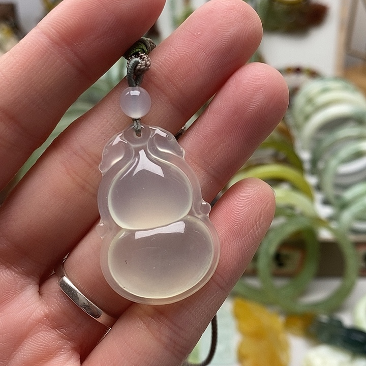 蛇纹石玉颈饰未镶嵌代代有福