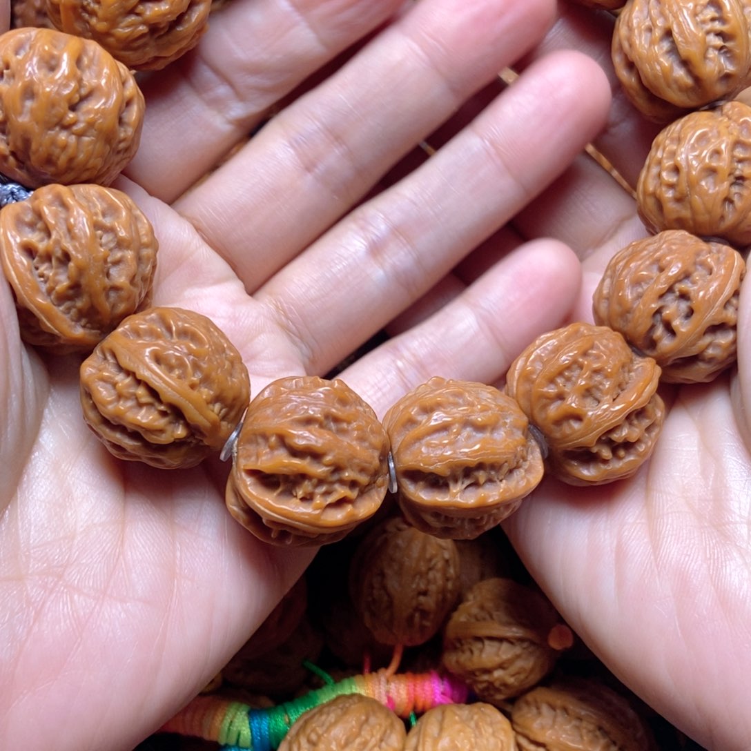 一***衣桃核吊坠八棱手串