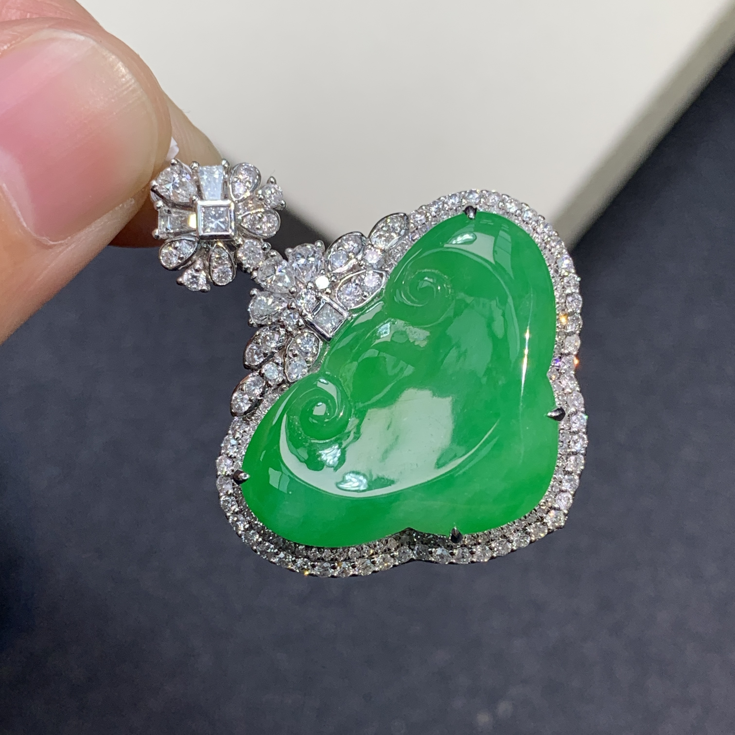 新品推荐·18k金冰种浓阳绿如意头翡翠玉石缅A吊坠精致气质绿色