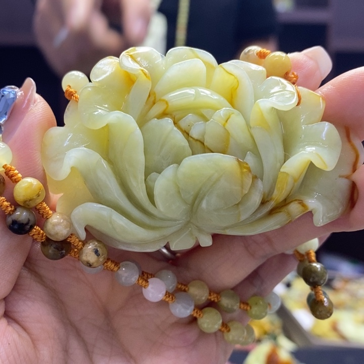 蛇纹石玉未镶嵌颈饰