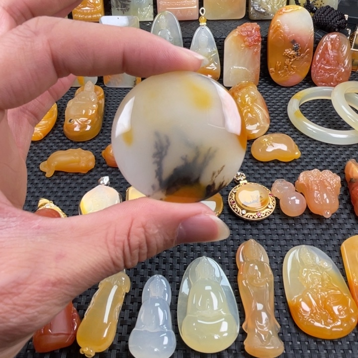 石英质玉（黄龙玉）未镶嵌颈饰