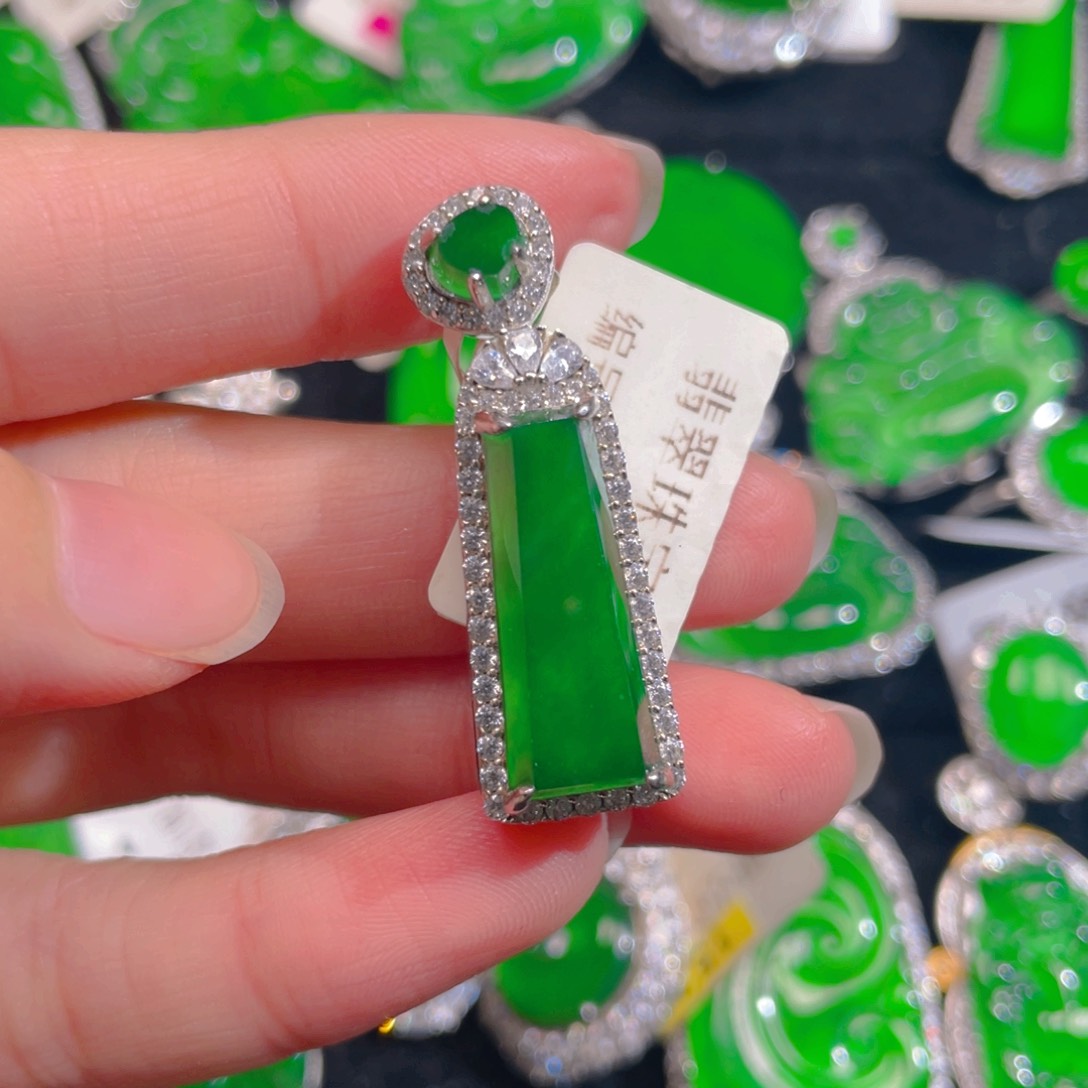 翡翠颈饰未镶嵌保a.保真天然翡翠