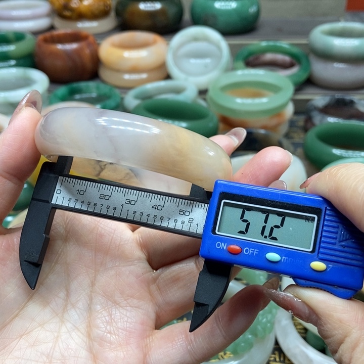 石英质玉手镯未镶嵌