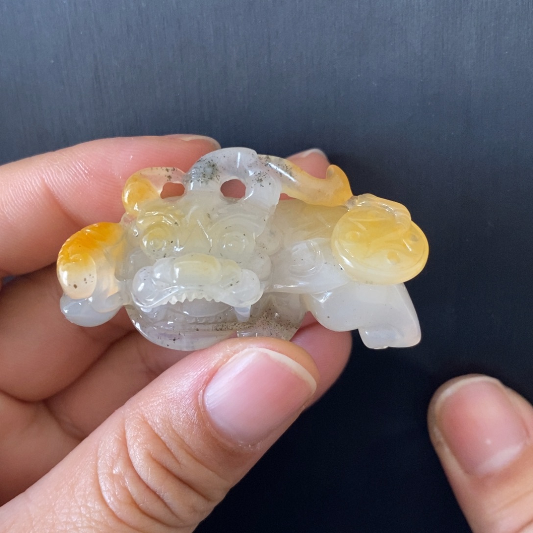 石英质玉（黄龙玉）未镶嵌颈饰