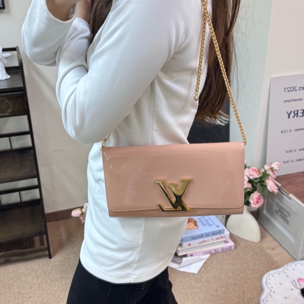 95新 LouisVuitton/路易威登 95新 裸粉色大金扣漆皮手拿包