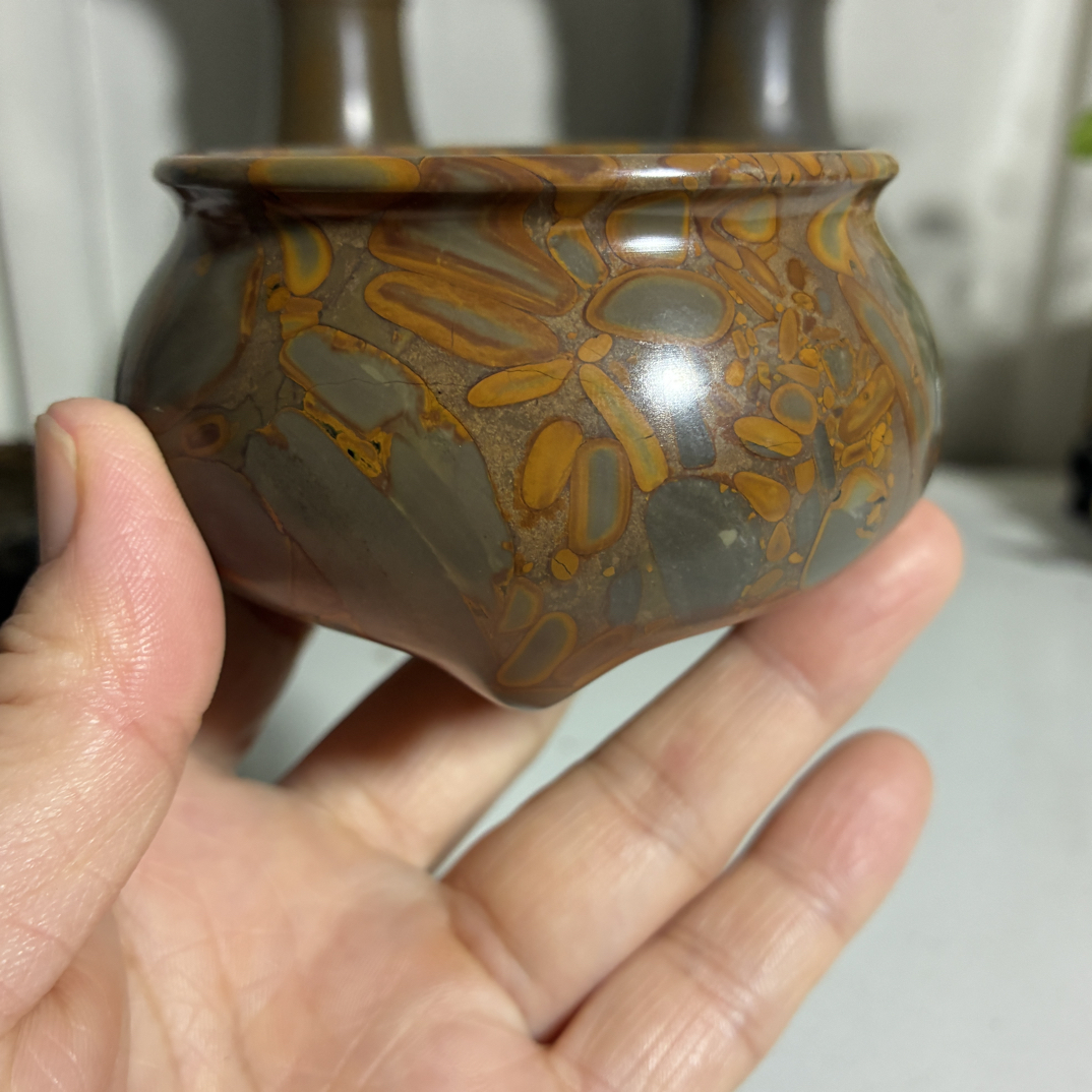 鱼籽石，五彩石，三足香熏炉