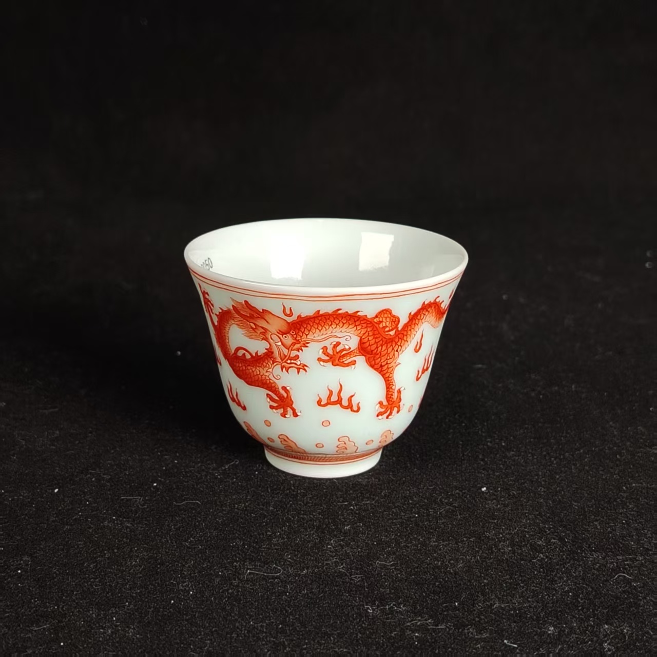 F矾红彩云龙戏珠纹铃铛杯