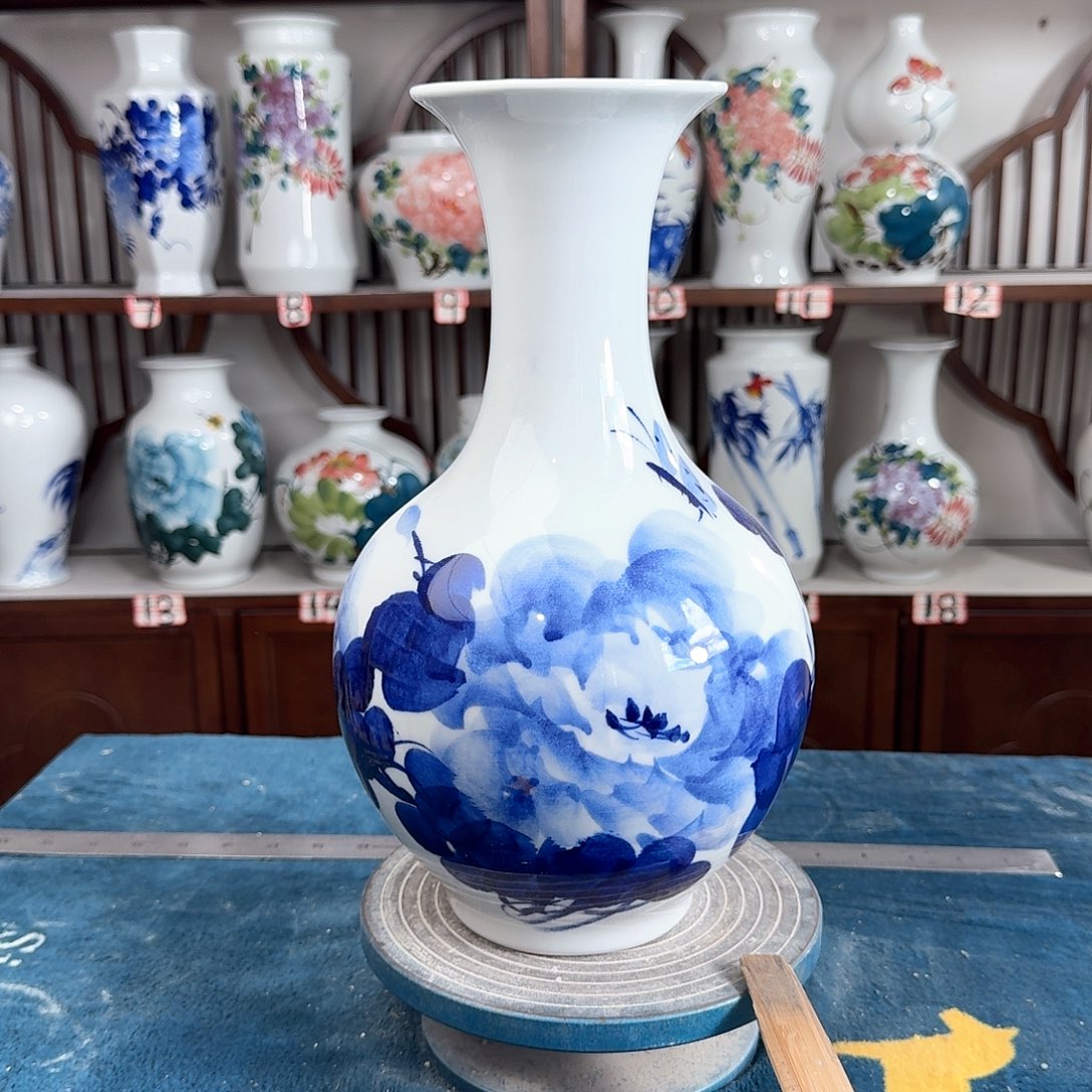 摆件景德镇陶瓷赏青牡