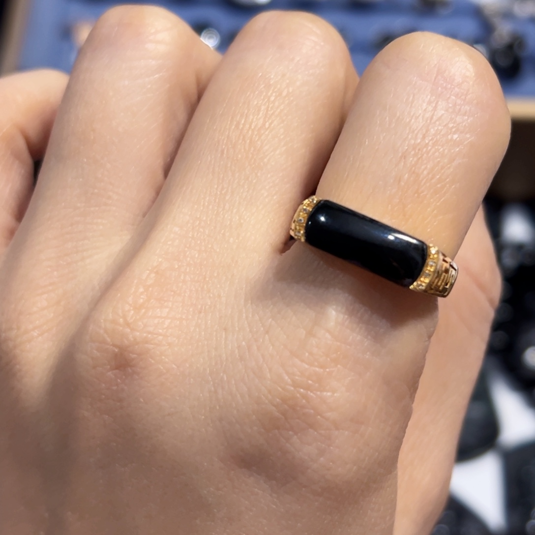 哲***柒翡翠18K金镶嵌颈饰墨翠马鞍戒指