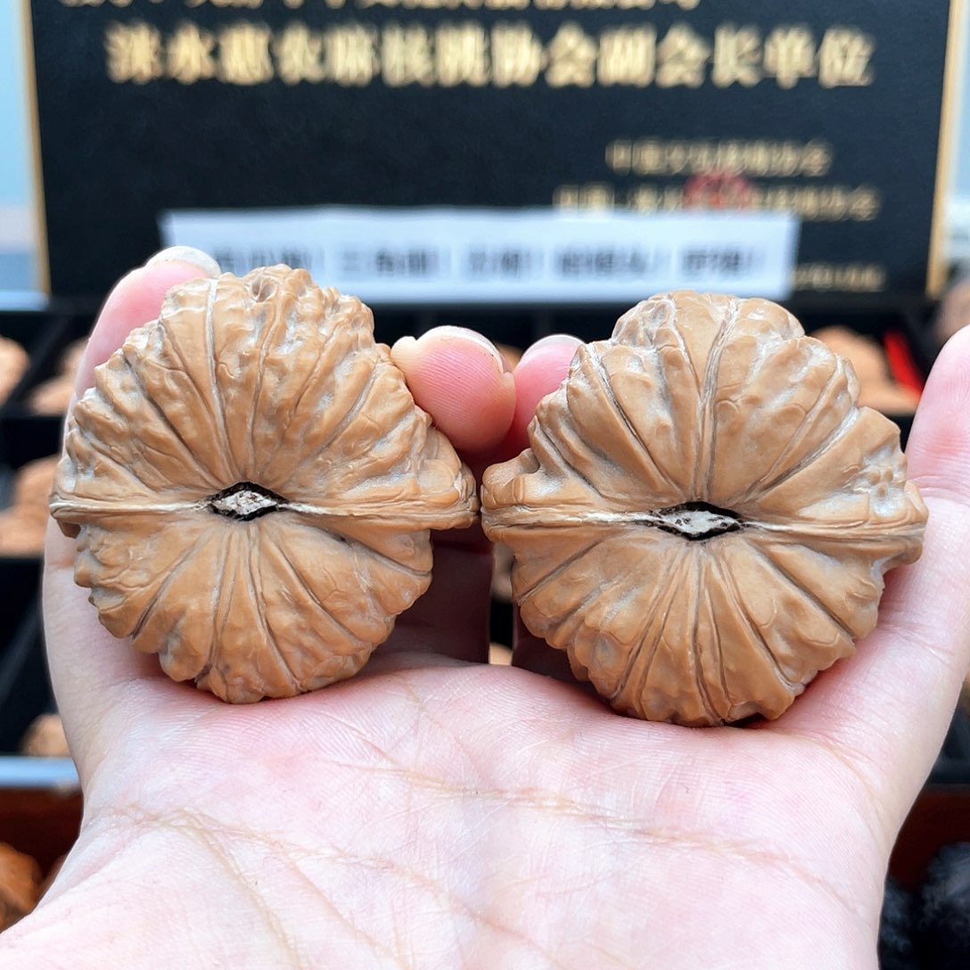 把件文玩核桃46毕业级正圆古深凹➕近正52克4610