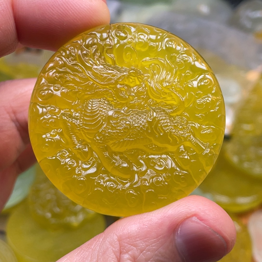 琉***心蛇纹石玉未镶嵌颈饰