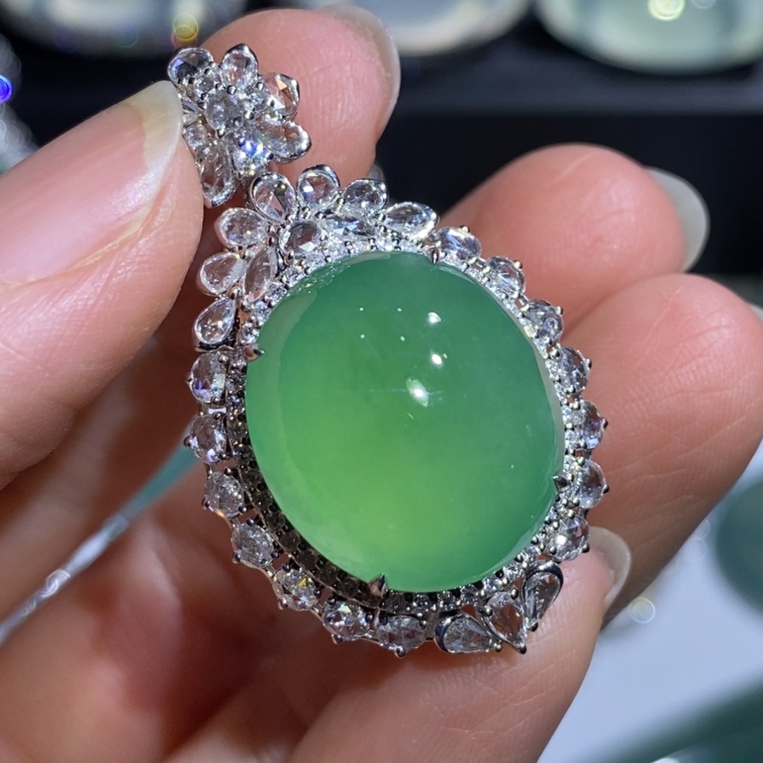 观***心翡翠18K金镶嵌颈饰蛋面