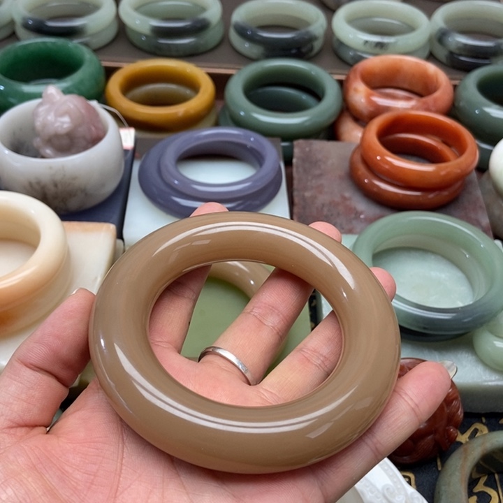 月***亮石英质玉未镶嵌手镯