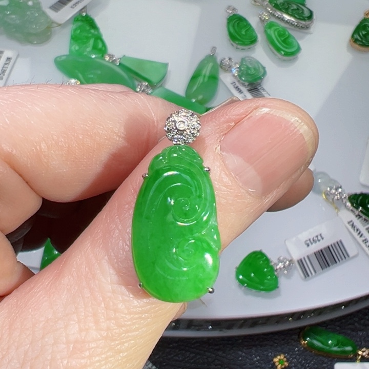 颈饰18K金镶嵌翡翠