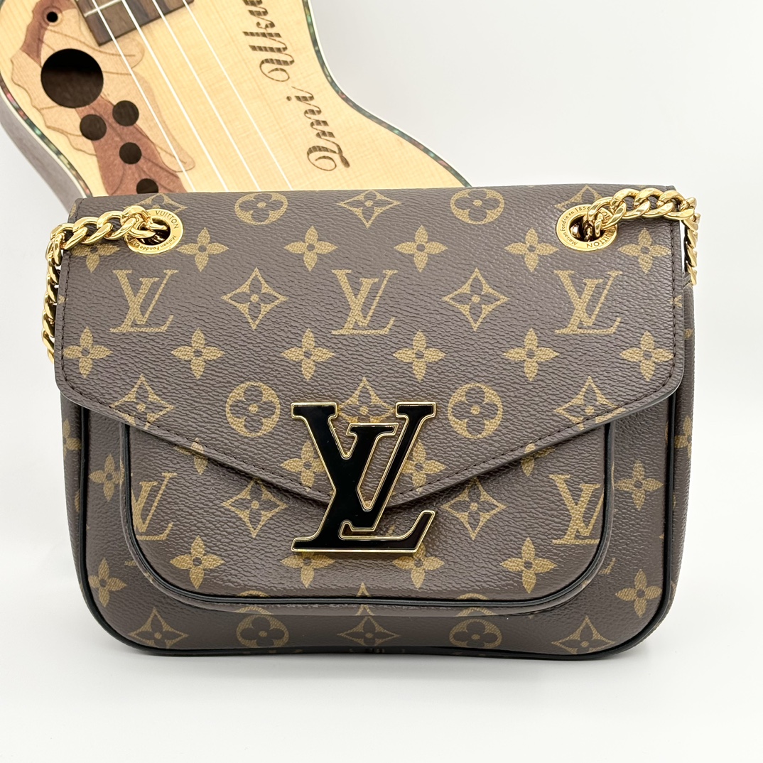 99新 LouisVuitton/路易威登 passy 珐琅扣 邮差 单肩包