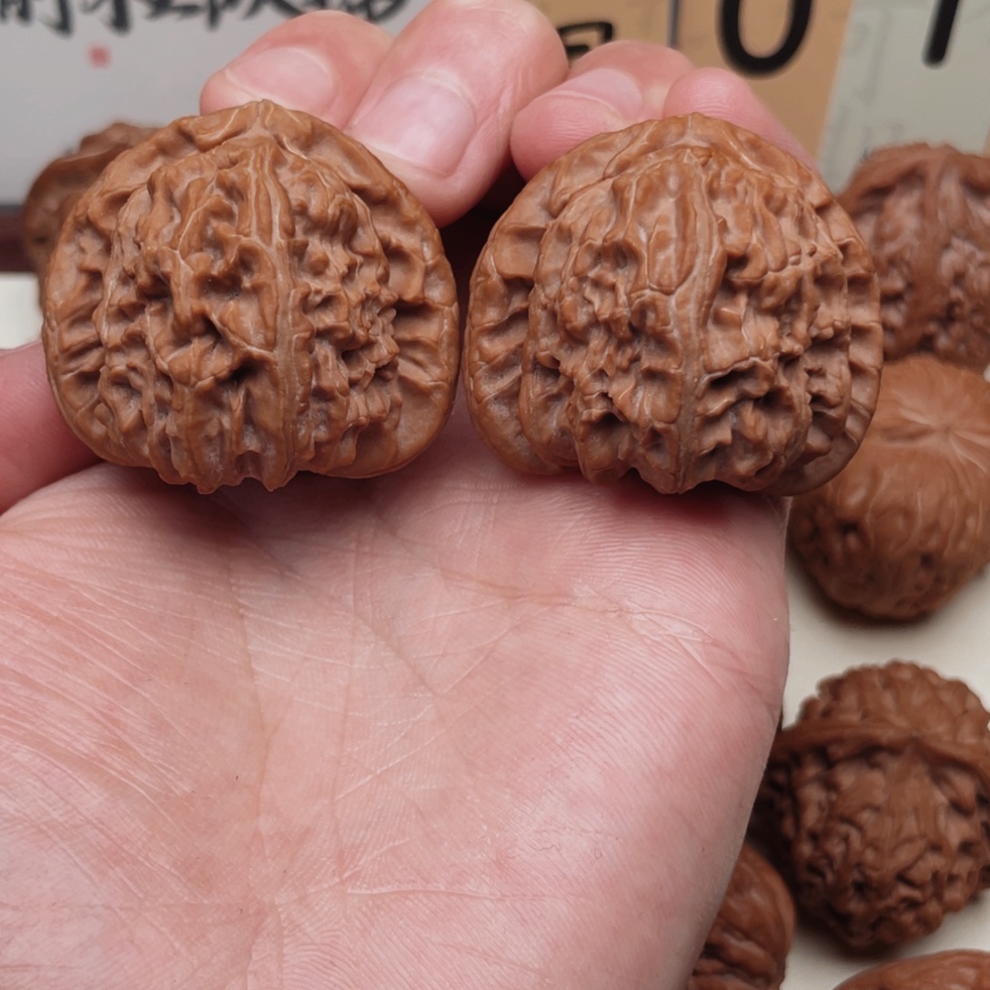 胡***家文玩核桃把件三角白