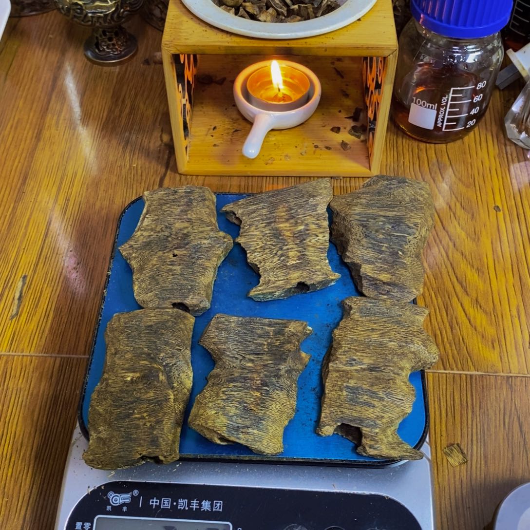 秦***辉沉香沉香碎屑蓝宝石71克
