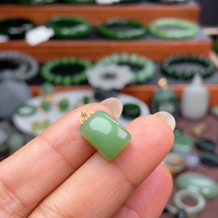 和田玉（碧玉）颈饰18K金镶嵌