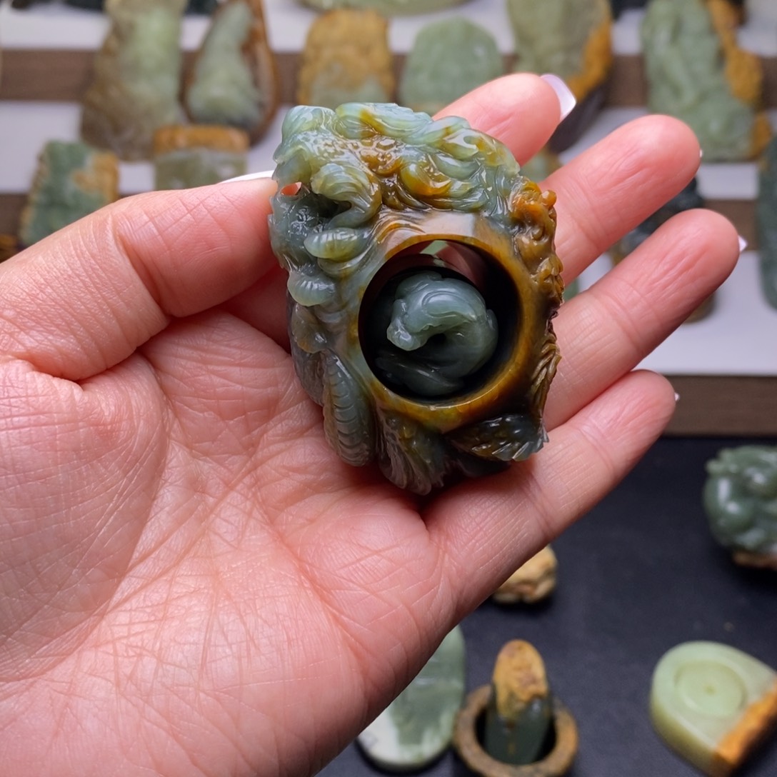 岫岩河磨玉（透闪石质玉）手把未镶嵌露****驴