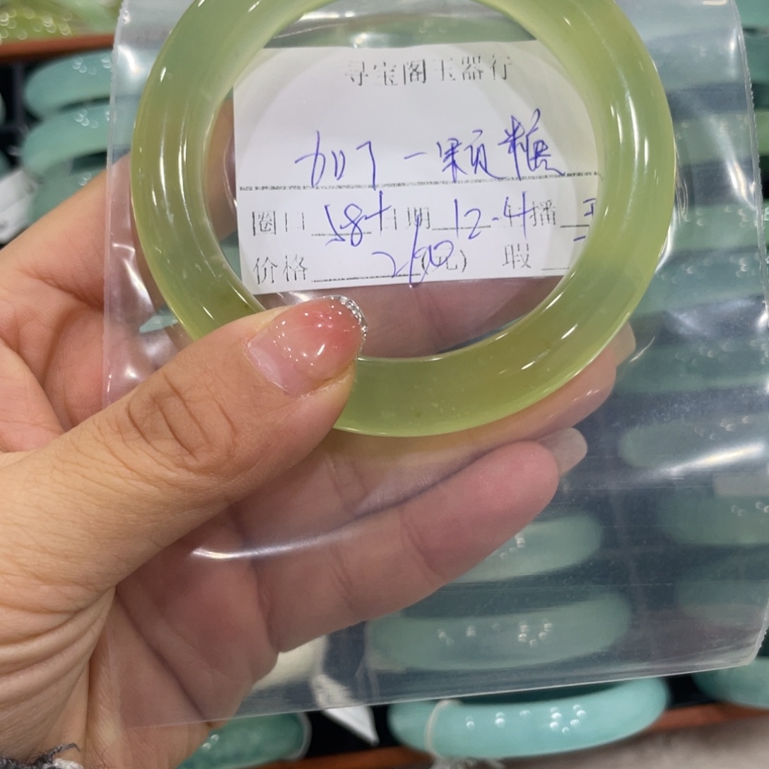 未镶嵌蛇纹石玉颈饰加****?